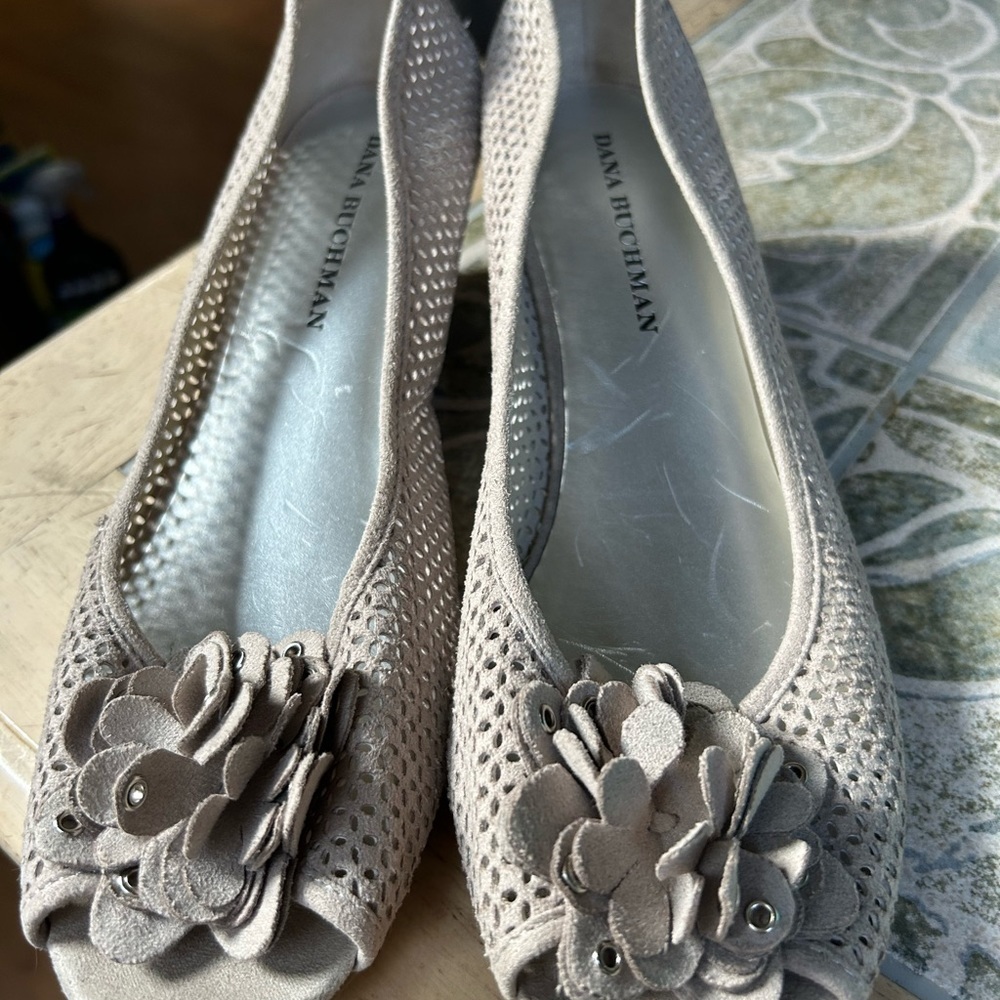 Dana Buchman Shoes Womens 7.5 Wedge Heels Pump Slip On Beige Suede Perforated